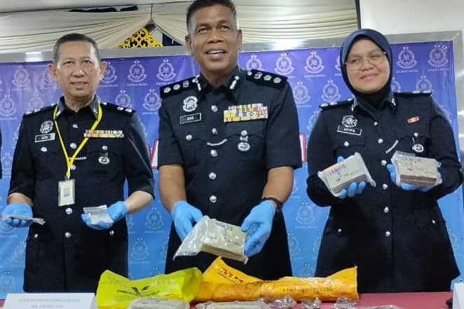 Polis Tahan Pasangan Kekasih Seludup Dan Edar Dadah, Rampas Pistol